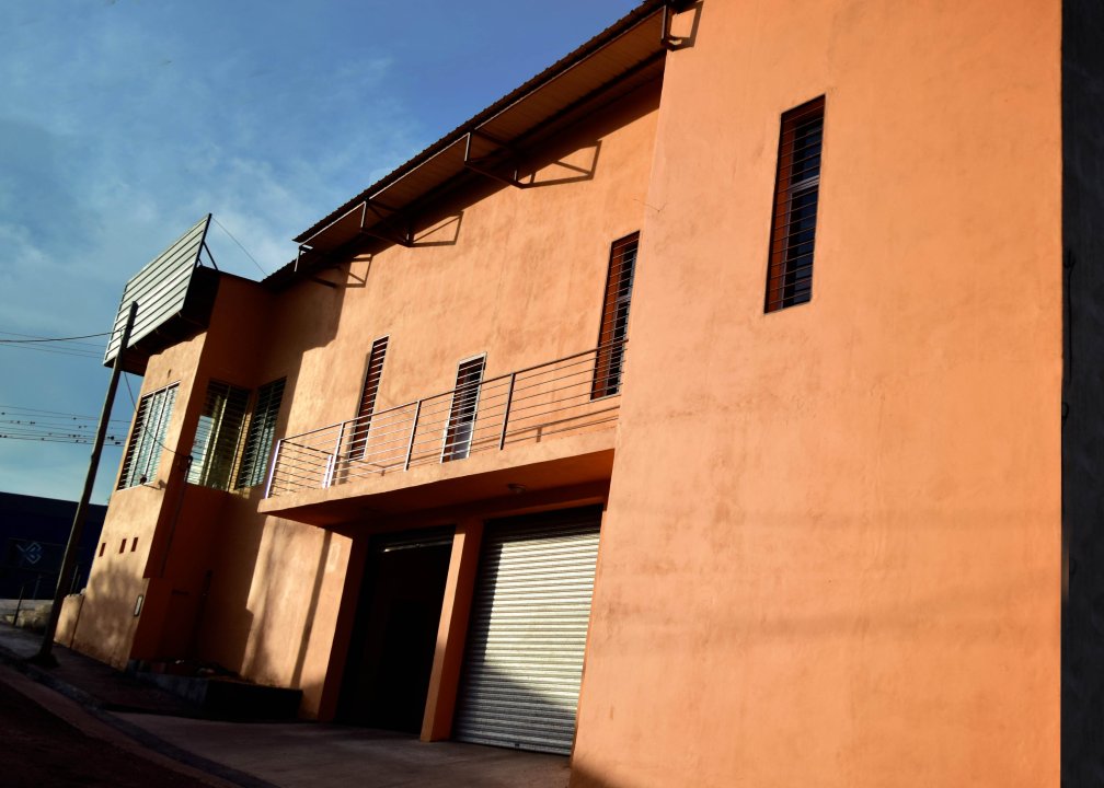 Edificio Comercial En La Falda